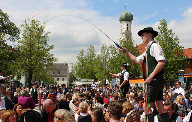 Dorffest in Kirchheim mit einem Goassnschnalzer, Foto FJSeidl