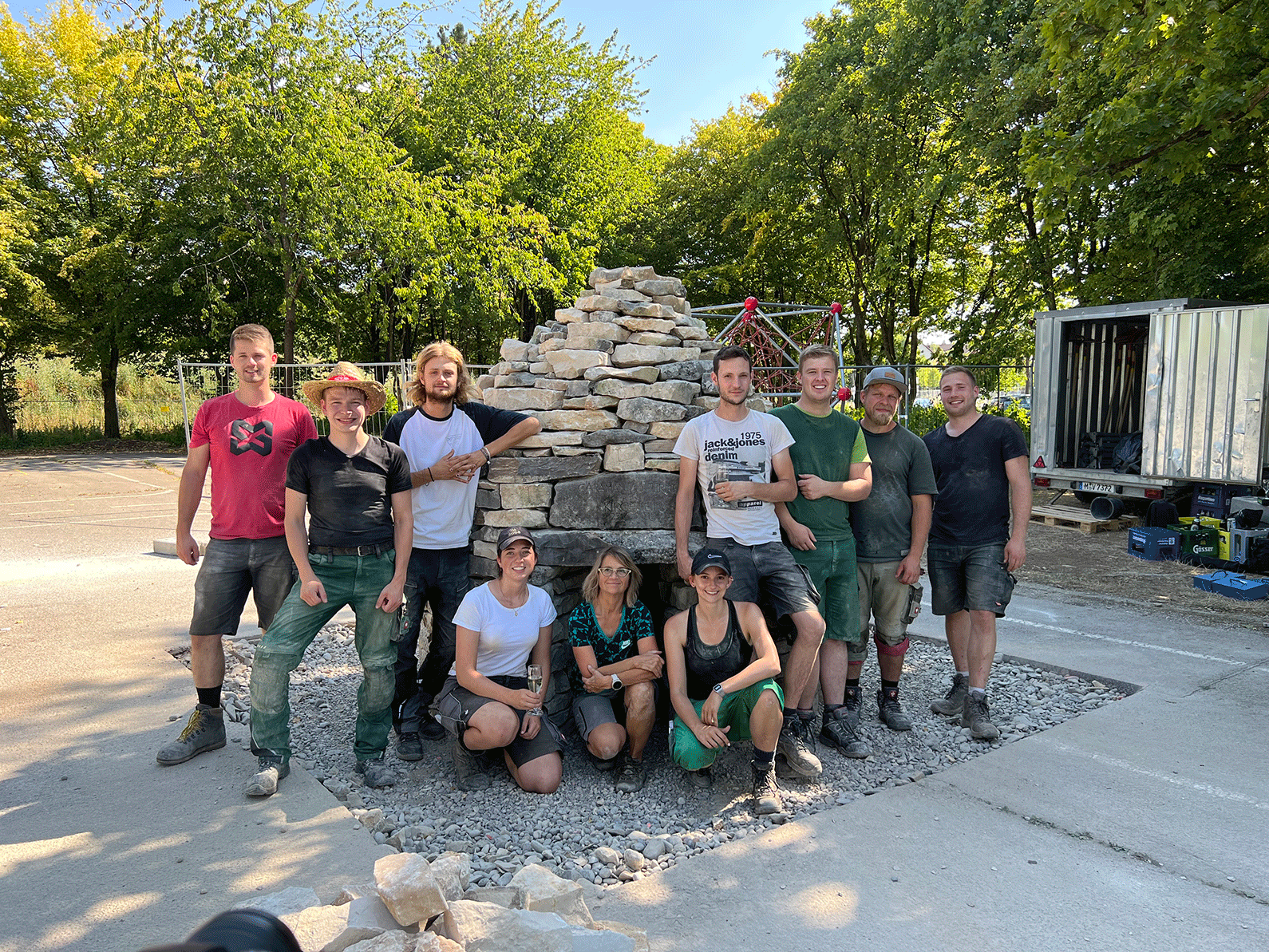 Studierende der Hochschule Weihenstephan-Triesdorf nach getaner Arbeit vor dem Tholos, einem traditionellen Steinbau aus den Abruzzen.