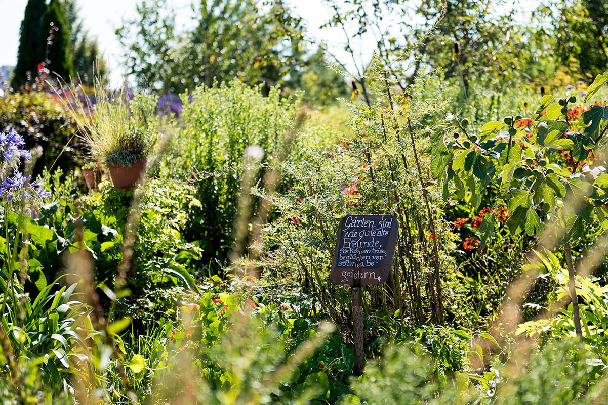 Bürgergärten, Schild mit Text Gärten sind wie Freunde - sie können trösten, beglücken, versöhnen, begeistern, Foto Johann Hinrichs Fotografie