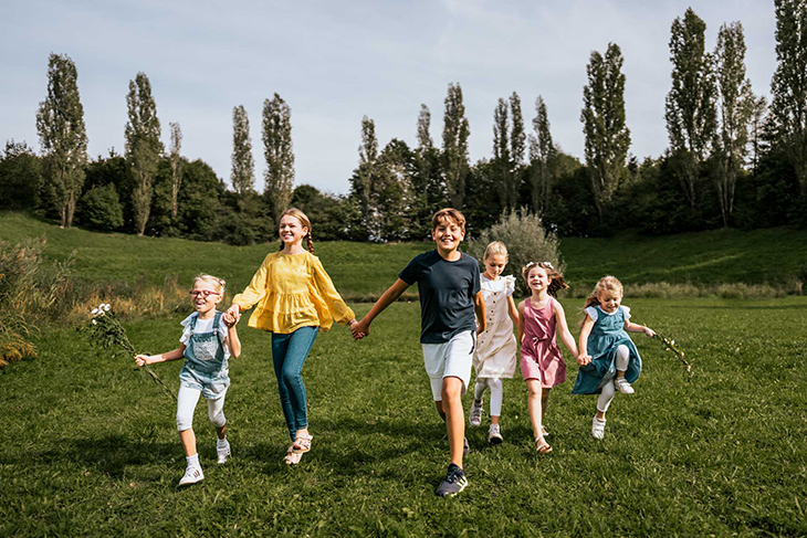 Kinder laufen Hand in Hand über die Wiese Foto: MOKATI Fotos und Film OHG für die Landesgartenschau Kirchheim 2024
